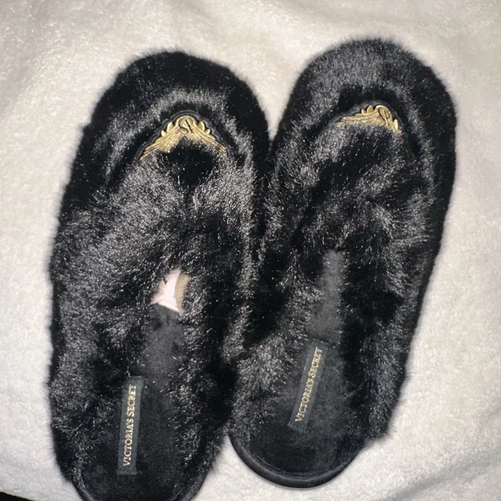 Black Soft Victorias scared slippers size medium 🖤🤍 - Picture 7 of 9